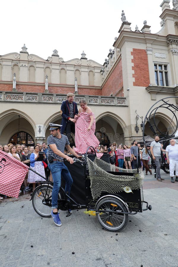 30-ая улица - международный фестиваль уличных театров в Cracow, Польше стоковое фото rf