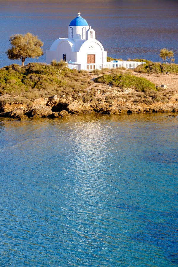 Благоустраивайте взгляд белой церков на среднеземноморском пляже, Amorgos стоковое фото rf Благоустраивайте взгляд белой церков на среднеземноморском пляже, Amorgos стоковое фото rf