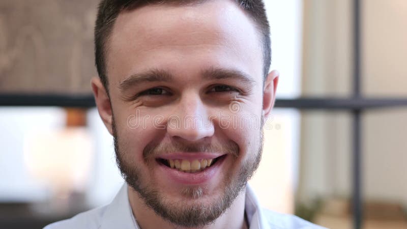 близкий человек сь вверх по детенышам акции видеоматериалы