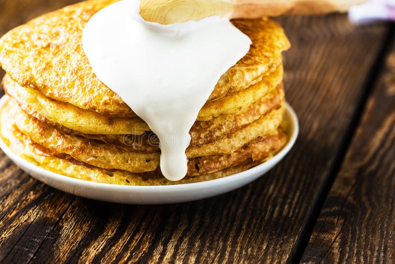 Блинчик. Блинчики штабелируют, традиционные русские блинчики - blini стоковое фото rf Блинчик. Блинчики штабелируют, традиционные русские блинчики - blini стоковое фото rf