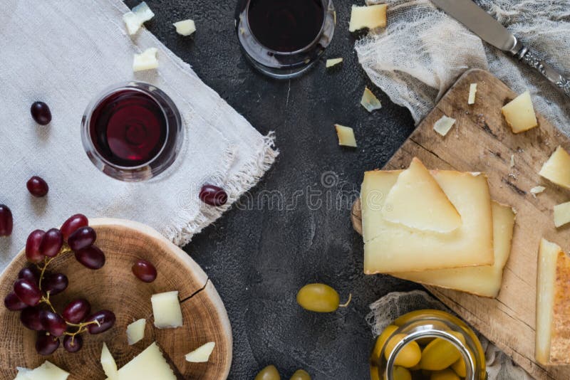 Блюдо сыров прерванного испанского manchego трудного сыра и отрезанного итальянского toscano pecorino на деревянных досках, с зел стоковое изображение rf Блюдо сыров прерванного испанского manchego трудного сыра и отрезанного итальянского toscano pecorino на деревянных досках, с зел стоковое изображение rf