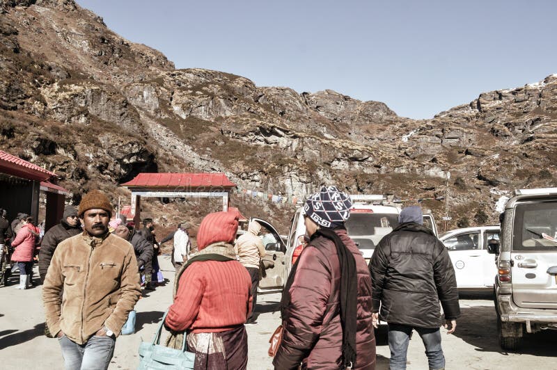 Баба Harbhajan Singh Mandir, Gangtok, Индия 2-ое января 2019: Туристские люди наслаждаясь праздником вне предпосылок виска при во стоковое изображение Баба Harbhajan Singh Mandir, Gangtok, Индия 2-ое января 2019: Туристские люди наслаждаясь праздником вне предпосылок виска при во стоковое изображение