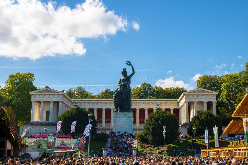 Бавария статуи на самом большом фольклорном фестивале мира - octoberfest в Мюнхене стоковая фотография rf Бавария статуи на самом большом фольклорном фестивале мира - octoberfest в Мюнхене стоковая фотография rf