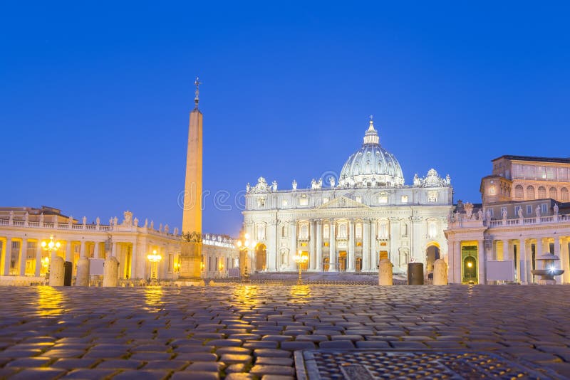 Базилика ` s St Peter перед рассветом Италия rome стоковое изображение Базилика ` s St Peter перед рассветом Италия rome стоковое изображение