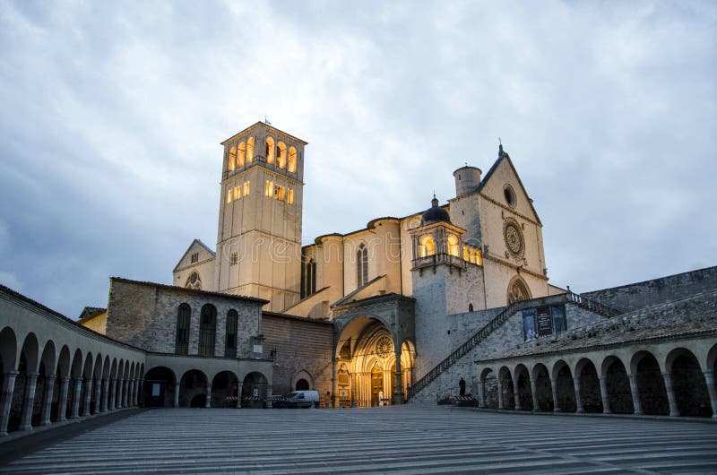 Базилика Св.а Франциск Св. Франциск Assisi на сумраке в Assisi, Умбрии, Италии стоковая фотография Базилика Св.а Франциск Св. Франциск Assisi на сумраке в Assisi, Умбрии, Италии стоковая фотография