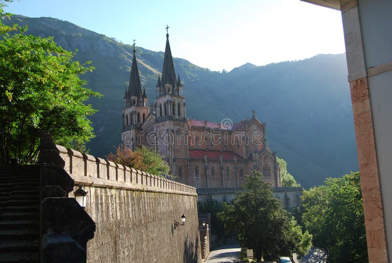 Базилика Ла Реальн de Covadonga Санта MarÃa стоковое изображение Базилика Ла Реальн de Covadonga Санта MarÃa стоковое изображение