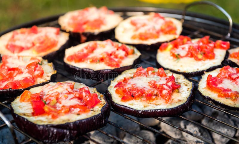Баклажан с томатом и сыр пармесан на vegan BBQ жарят стоковые изображения rf Баклажан с томатом и сыр пармесан на vegan BBQ жарят стоковые изображения rf