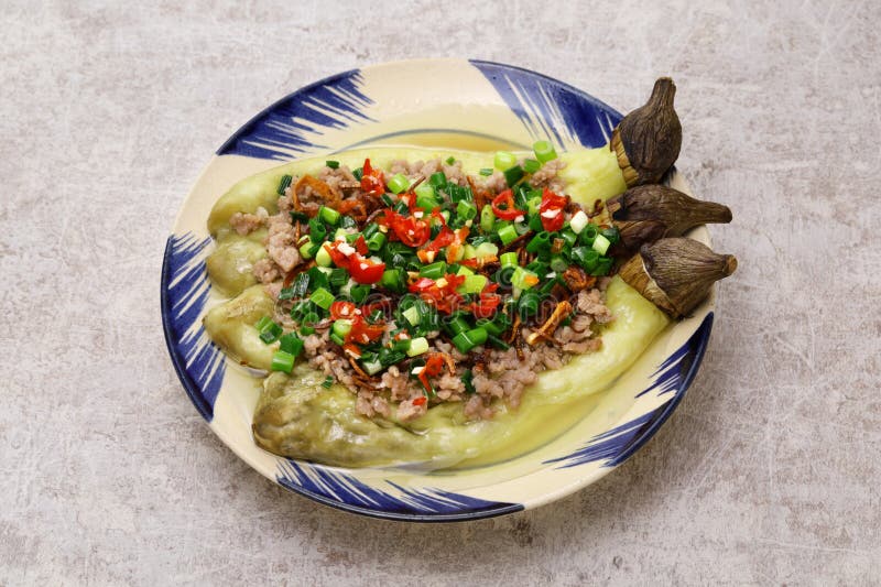 баклажаны на гриле с мясом и зеленым луковым маслом вьетнамская домашняя кухня стоковые изображения rf