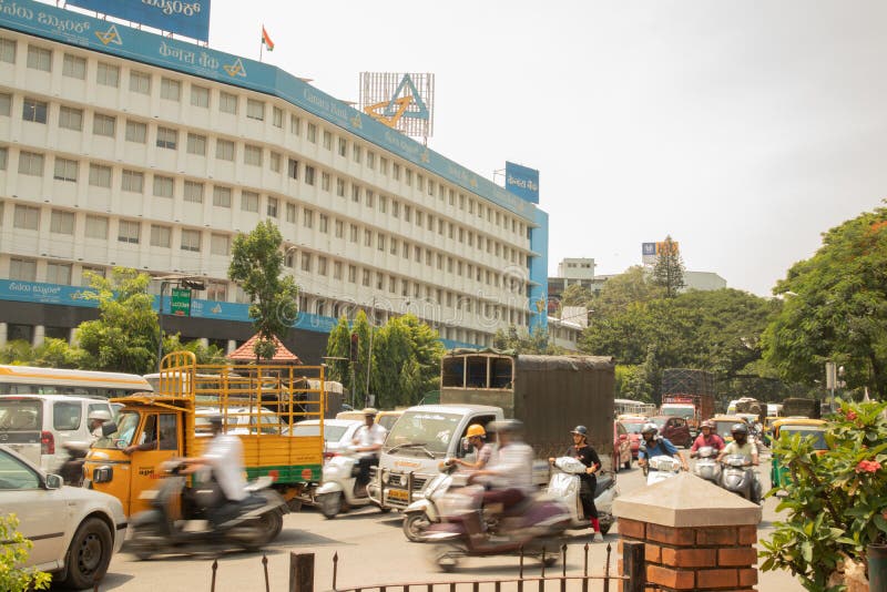 Бангалор, Karnataka Индия 4-ое июня 2019: Затор движения на банке Canara около круга Бангалора ратуши, Индии стоковая фотография rf Бангалор, Karnataka Индия 4-ое июня 2019: Затор движения на банке Canara около круга Бангалора ратуши, Индии стоковая фотография rf