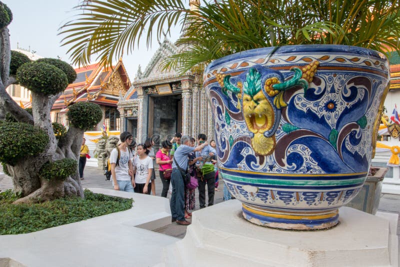 БАНГКОК - 25-ОЕ ДЕКАБРЯ: Туристы путешествуя к дворцу и Wat Phra Kaew 25-ого декабря 2015 в Бангкоке, Таиланде стоковые фото БАНГКОК - 25-ОЕ ДЕКАБРЯ: Туристы путешествуя к дворцу и Wat Phra Kaew 25-ого декабря 2015 в Бангкоке, Таиланде стоковые фото