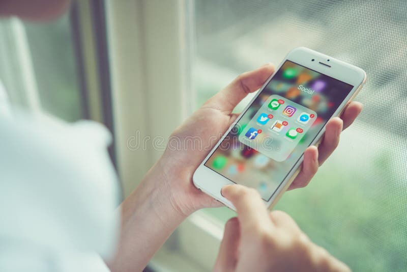 Бангкок, Таиланд - 23-ье августа 2017: женщина используя iPhone экрана средств массовой информации app дисплея выставки социально стоковые фотографии rf