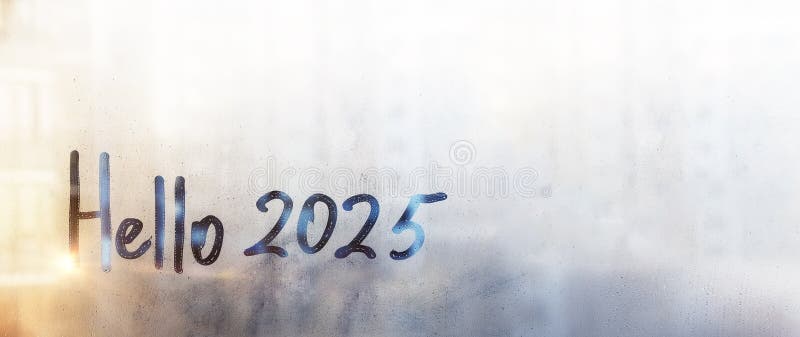 баннер lettering hello и номера 2025 двадцать пять нового года краска с пальцем на брызгающий дождь туман. баннер рукописного письма hello и цифры 2025 двадцать пять на туманное синее стекло на закате окна затопленный с дождями копировать пространство
