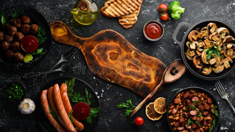 Баннер. Мясо и блюда и закуски овощей на черном фоне. Вид сверху. стоковое изображение rf