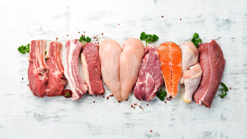 баннер. сырые стейки лосося и курица на белом деревянном фоне. органические продукты. стоковые фотографии rf