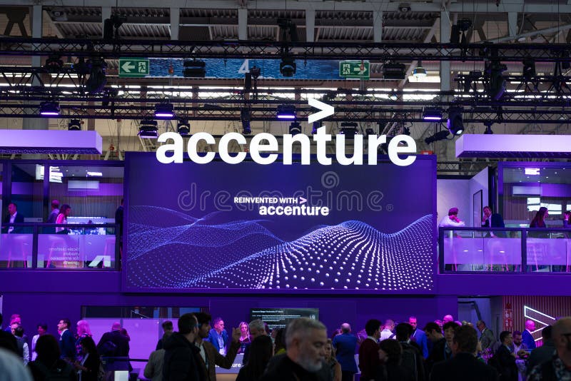 Барселона Испания 4 марта 2025 : Логотип Accenture можно увидеть на выставке Mobile World Congress 2025 MWC стоковые фотографии rf