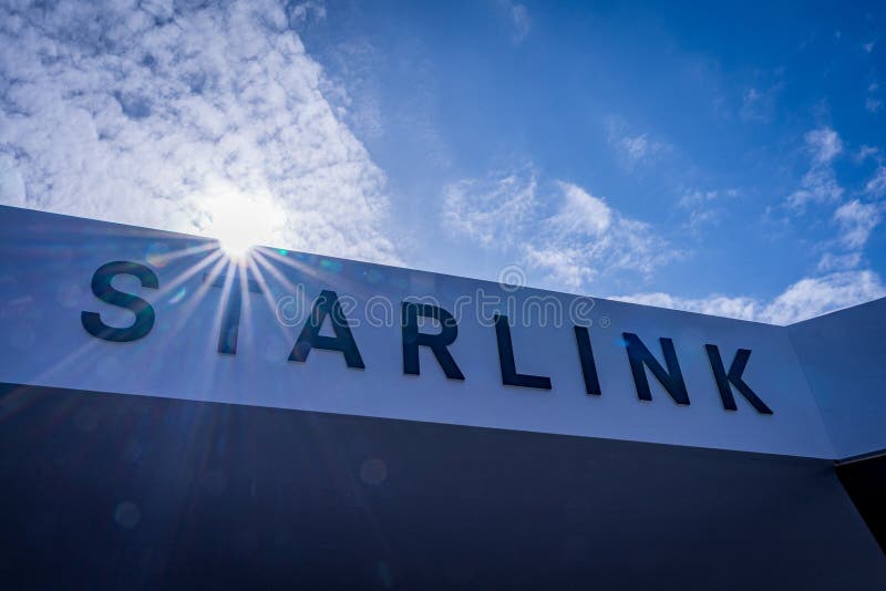 Барселона Испания 4 марта 2025 : Логотип интернет-провайдера Starlink можно увидеть на выставке Mobile World Congress 2025 MWC стоковые изображения