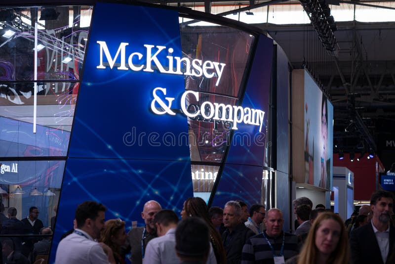 Барселона Испания 4 марта 2025 : Логотип консалтинговой фирмы McKinsey And Company можно увидеть на выставке Mobile World Congress стоковое фото rf