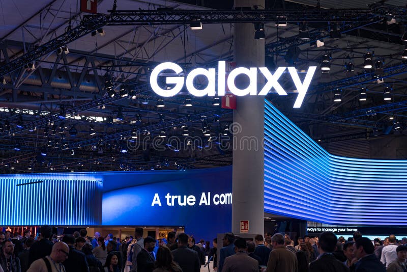 Барселона Испания 4 марта 2025 : Логотип мобильных телефонов Galaxy виден стоковое изображение rf