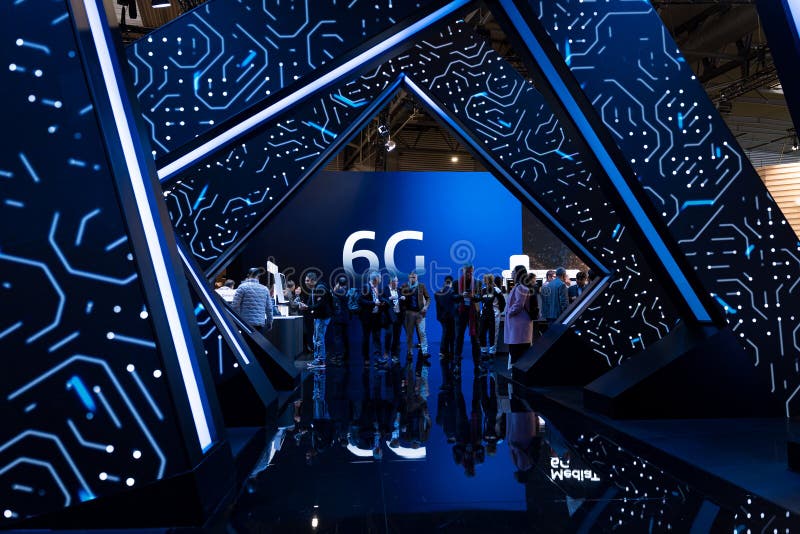 Барселона Испания 4 марта 2025 : Люди идут в Mobile World Congress 2025 MWC на Fira de стоковые фотографии rf