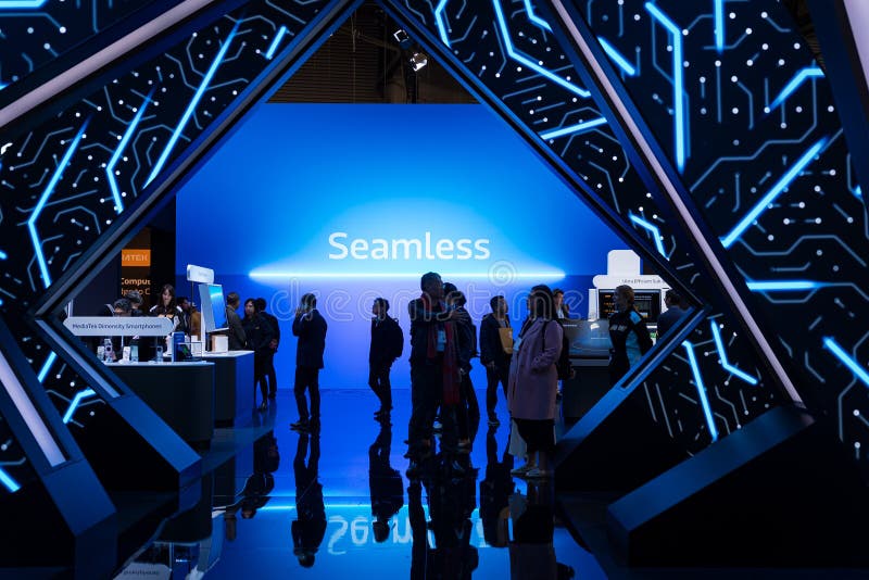 Барселона Испания 4 марта 2025 : На выставке Mobile World Congress 2025 MWC люди ходят в стенде стоковая фотография