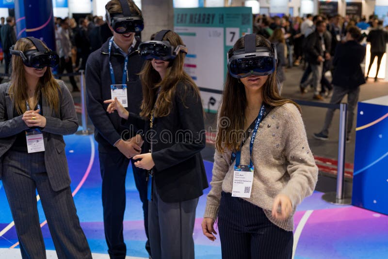 Барселона Испания 4 марта 2025 : На выставке Mobile World Congress 2025 MWC можно увидеть людей, которые пробуют гарнитуры виртуал стоковое изображение rf