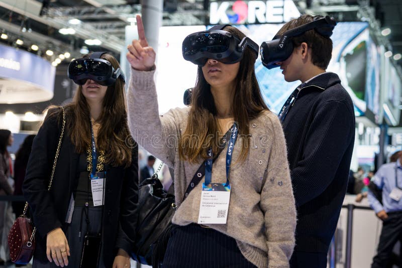 Барселона Испания 4 марта 2025 : На выставке Mobile World Congress 2025 MWC можно увидеть людей, которые пробуют гарнитуры виртуал стоковая фотография