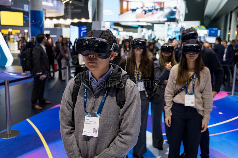 Барселона Испания 4 марта 2025 : На выставке Mobile World Congress 2025 MWC можно увидеть людей, которые пробуют гарнитуры виртуал стоковые фотографии rf