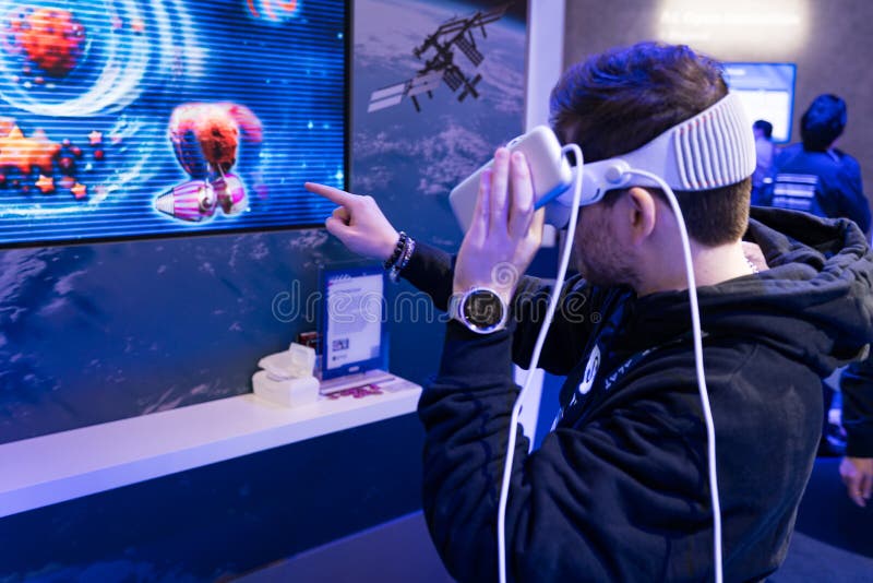 Барселона Испания 4 марта 2025 : На выставке Mobile World Congress 2025 MWC можно увидеть людей, которые пробуют гарнитуры виртуал стоковые фото