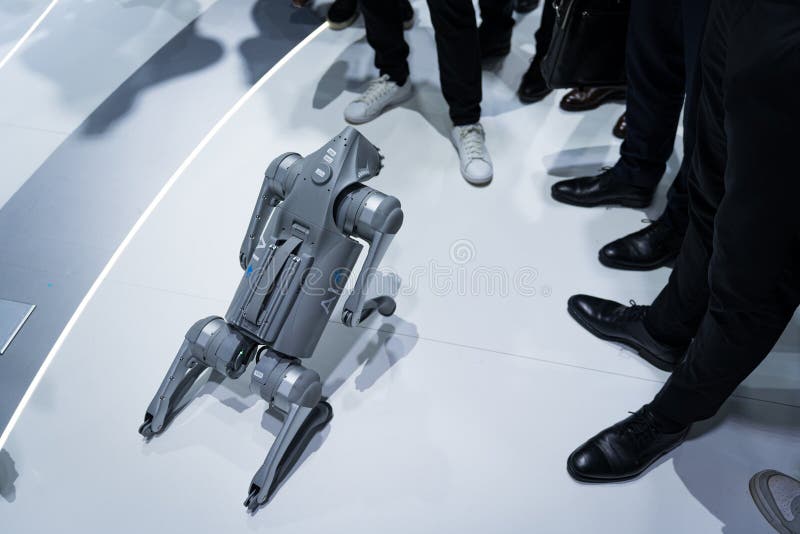 Барселона Испания 4 марта 2025 : На выставке Mobile World Congress 2025 MWC роботизированная собака общается с людьми стоковые изображения