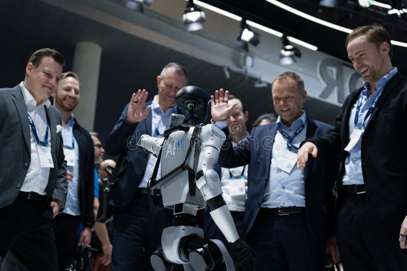 Барселона Испания 4 марта 2025 : Робот-гуманоид от компании Unitree можно увидеть на выставке Mobile World Congress 2025 стоковая фотография