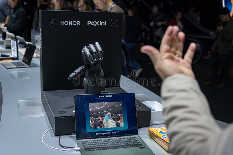 Барселона Испания 4 марта 2025 : Роботизированная рука на выставке Mobile World Congress 2025 MWC стоковое изображение rf