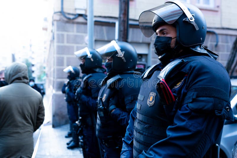 Барселона, Испания 2-ое декабря 2020 : Близко от человека полиции desquadra mossos каталонского. Линия полиции против беспорядков стоковые фото
