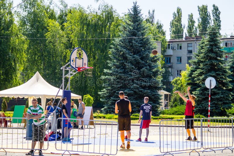 Баскетболисты на игровой площадке баскетбола перед игрой переплюнут стоковая фотография rf Баскетболисты на игровой площадке баскетбола перед игрой переплюнут стоковая фотография rf
