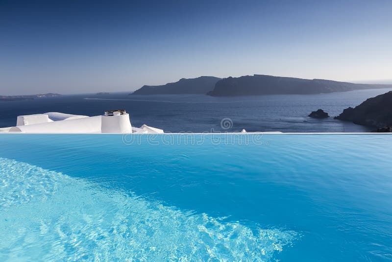 Бассейн роскошного курорта в Santorini, Греции стоковое фото Бассейн роскошного курорта в Santorini, Греции стоковое фото