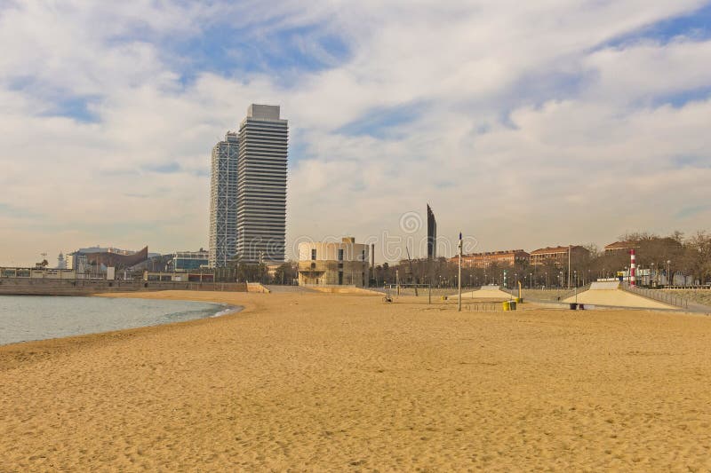 Башни близнецов, расположенные между пляжем Barceloneta и t стоковая фотография rf Башни близнецов, расположенные между пляжем Barceloneta и t стоковая фотография rf