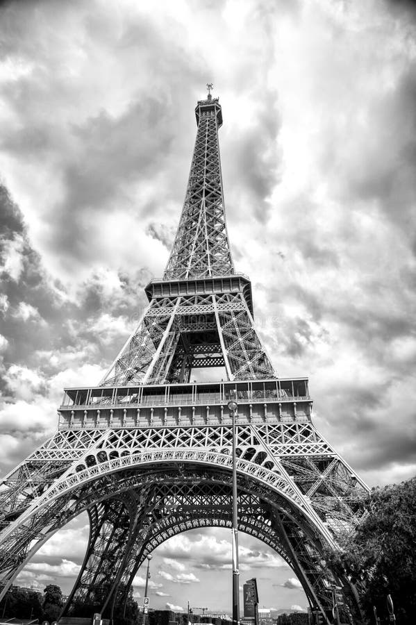 башня eiffel Франции paris Башня на облачном небе Структура и идея проекта архитектуры Летние каникулы в французском стоковые изображения rf