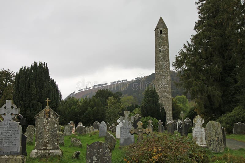 Башня Glendalough круглая и национальный парк гор Wicklow стоковые фото Башня Glendalough круглая и национальный парк гор Wicklow стоковые фото