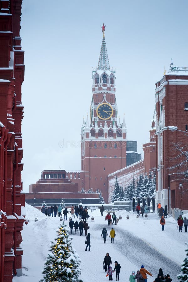 Башня Spasskaya зимы с большими перезвоном, рождественской елкой и людьми на красной площади Москвы после больших снежностей стоковые изображения rf