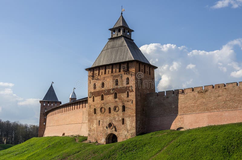 Башня Spasskaya и стены Кремля novgorod церков аукциона предположения veliky стоковая фотография rf Башня Spasskaya и стены Кремля novgorod церков аукциона предположения veliky стоковая фотография rf