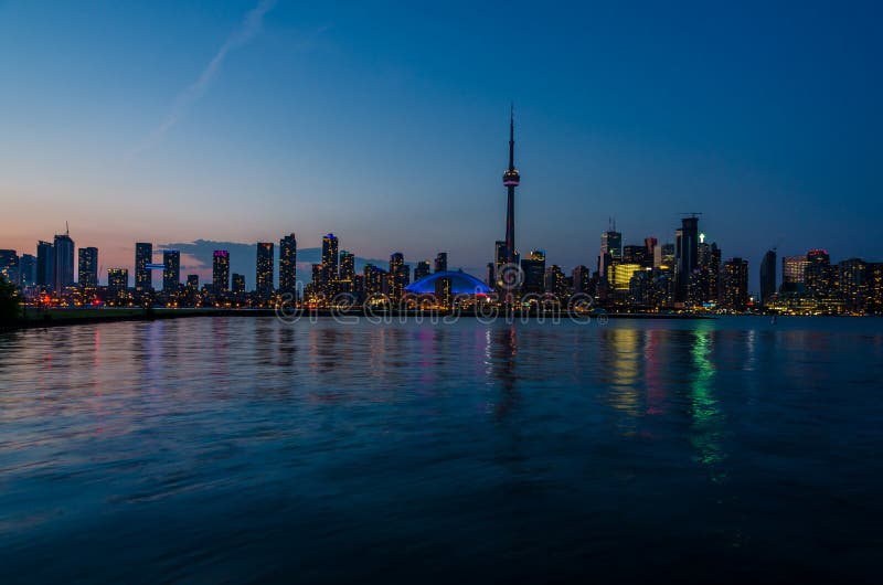 Download башня Toronto горизонта парусников переднего плана конструкции кондо Cn Стоковое Фото - изображение насчитывающей назначение, cityscape: 81807972