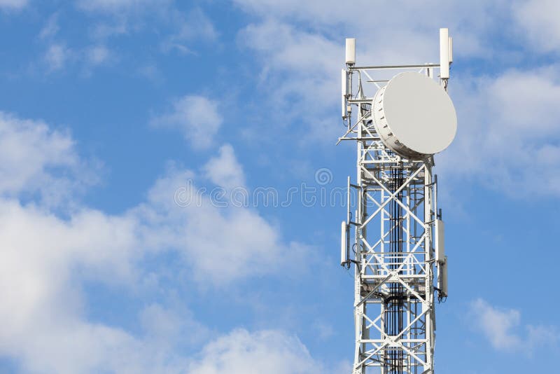 Башня антенны радиосвязей для радио, телевидения и telep стоковые изображения rf Башня антенны радиосвязей для радио, телевидения и telep стоковые изображения rf