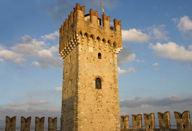 Башня крепости Scaliger в Sirmione стоковые фотографии rf Башня крепости Scaliger в Sirmione стоковые фотографии rf
