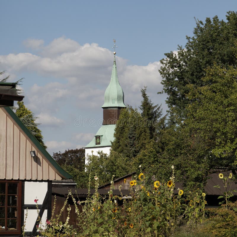 Башня церков St Nikolai в плохом Эссене, более низкой Саксонии, Германии стоковые изображения rf Башня церков St Nikolai в плохом Эссене, более низкой Саксонии, Германии стоковые изображения rf