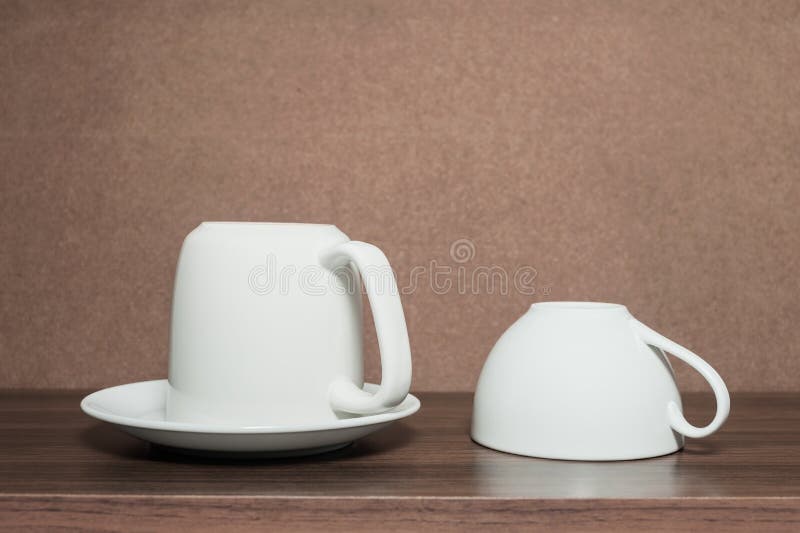 Белая кофейная чашка в неофициальных советниках президента