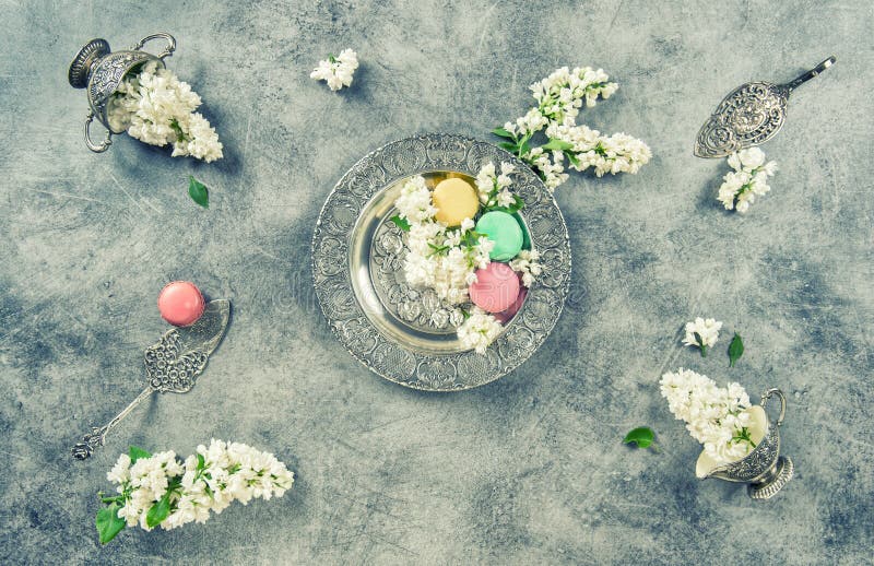 Белая сирень цветет торты macaroon Тонизированное год сбора винограда стоковые фото Белая сирень цветет торты macaroon Тонизированное год сбора винограда стоковые фото
