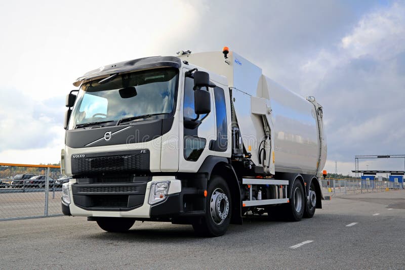 Белая тележка сборника выжимк FE Volvo стоковое изображение rf Белая тележка сборника выжимк FE Volvo стоковое изображение rf