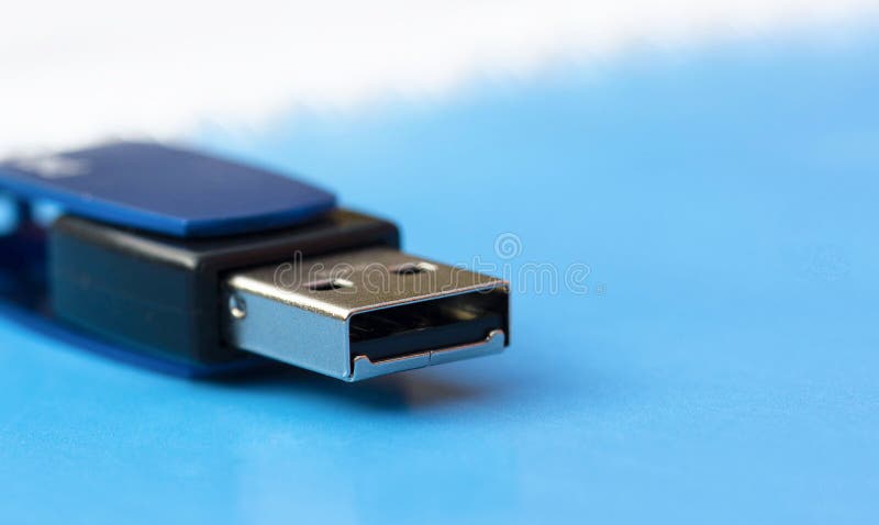 белизна usb вспышки привода предпосылки изолированная иллюстрацией. Привод вспышки USB на голубой предпосылке