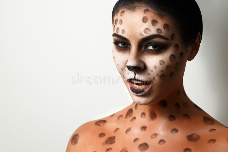 белизна портрета девушки предпосылки Сторона ART Bodypaint ART тела hairstyle Черные волосы tigress стоковое фото rf белизна портрета девушки предпосылки Сторона ART Bodypaint ART тела hairstyle Черные волосы tigress стоковое фото rf
