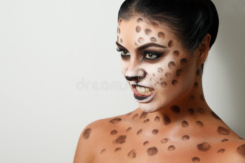 белизна портрета девушки предпосылки Сторона ART Bodypaint ART тела hairstyle Черные волосы кот одичалый рычание стоковые фотографии rf белизна портрета девушки предпосылки Сторона ART Bodypaint ART тела hairstyle Черные волосы кот одичалый рычание стоковые фотографии rf