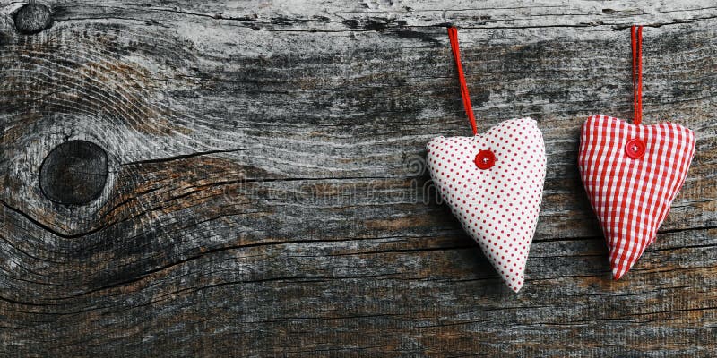 2 белое и красные материальные сердца на темной деревянной предпосылке стоковое фото 2 белое и красные материальные сердца на темной деревянной предпосылке стоковое фото